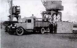 Robustiano Gutiérrez y algunos de sus empleados embarcando la sidra en el puerto de Gijón.